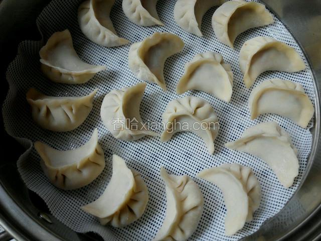 冷水入锅，饺子放在蒸布上防粘。