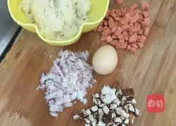 Illustration of how to make onion and egg fried rice 1