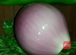 拌洋葱的做法图解1