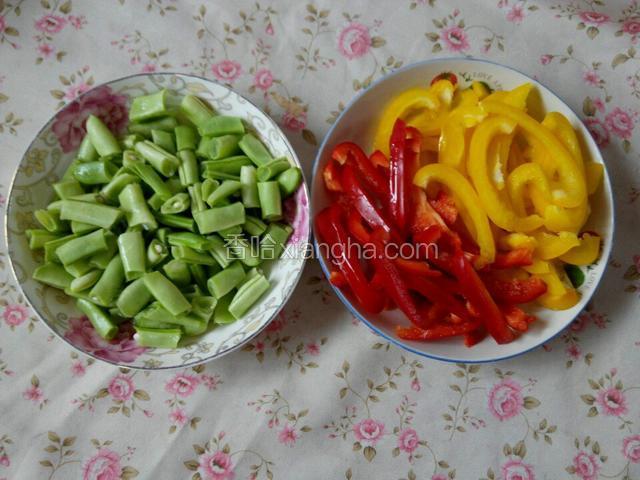 芸豆洗净去头尾，掰断，黄椒、红椒洗净去籽切长条。