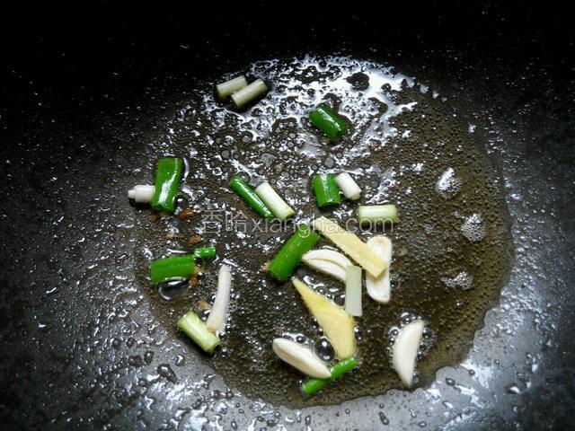 原锅原油，放入葱花、姜片、蒜片炒出香味。