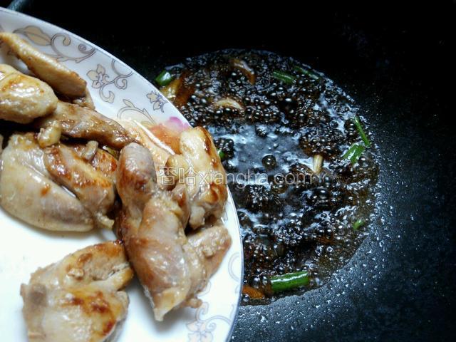 将煎好的鸡腿肉倒下锅，翻几下沾上酱汁，盖盖1分钟收汁。