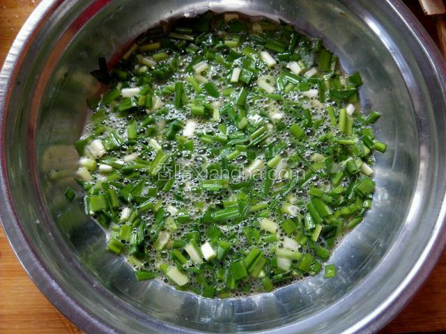 韭菜放入容器中，磕入鸡蛋，放适量盐调味，搅拌均匀。