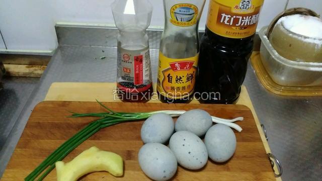 松花蛋，姜，香葱，酱油，醋，香油备用