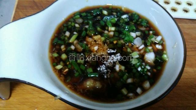 加入酱油，醋，鸡精，香油搅拌