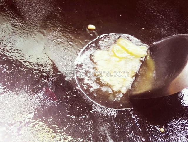 净锅放适量油开小火下入姜蒜爆香