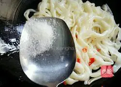 Illustration of how to make fried rice noodles 6