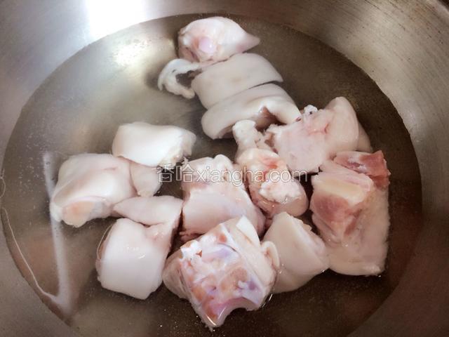 猪蹄用水焯开，捞出沥干，装盘