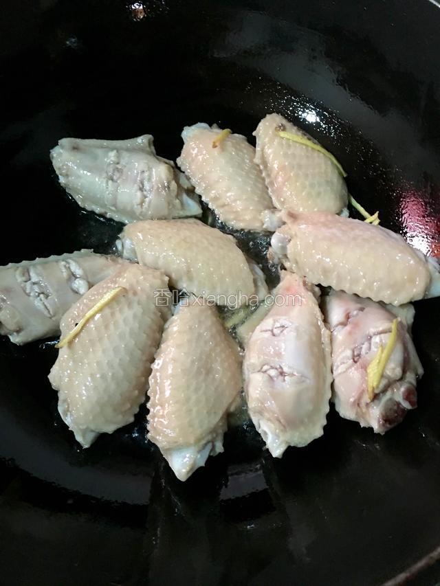 倒入鸡翅中火翻炒