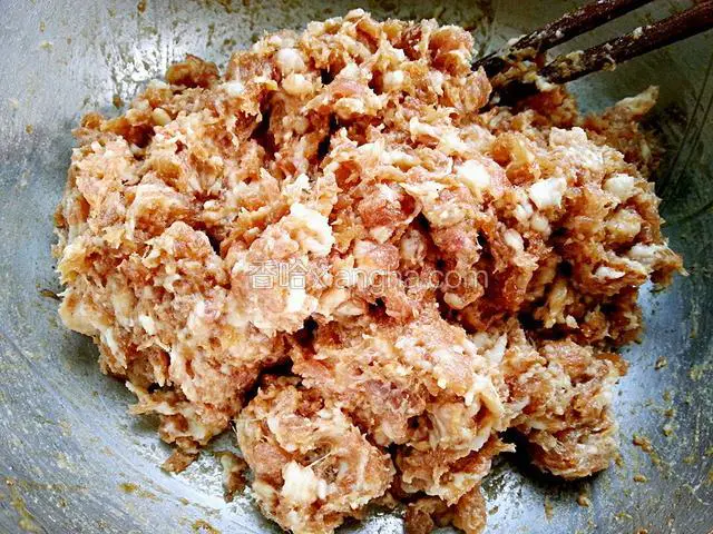 将姜末、老抽、白胡椒粉、料酒、适量盐放入肉馅中，搅拌均匀