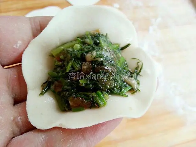 擀好饺子皮，将饺子馅放入