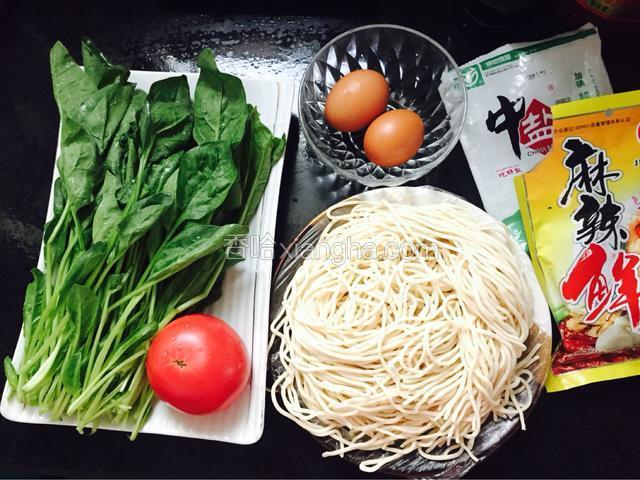 准备以下食材：将菠菜洗干净，西红柿切块待用，准备260克手工面