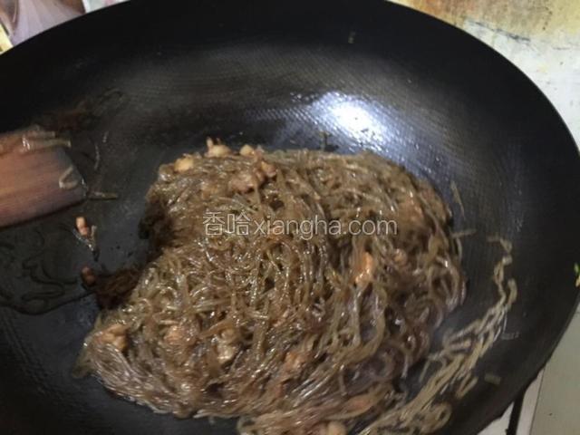 油炸完以后加入生姜.红辣椒爆香.➕水烧开加粉水翻炒
