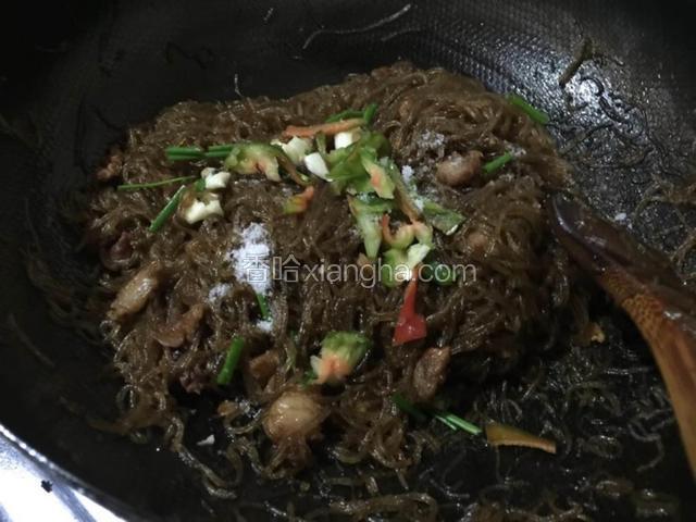 盐和青椒.翻炒均匀即可出锅.
