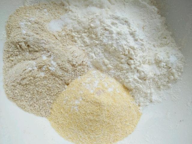 把3种面粉混合加入酵母粉混合均匀。