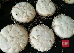 Illustration of how to make brown sugar and black sesame seed cakes 9