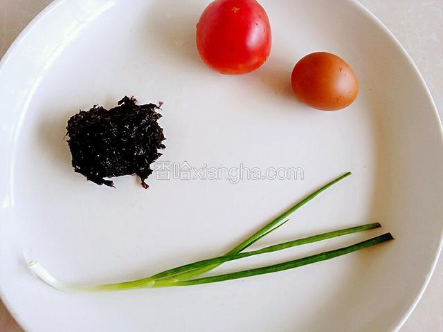 准备食材和部分配料，把西红柿，香葱，紫菜洗净