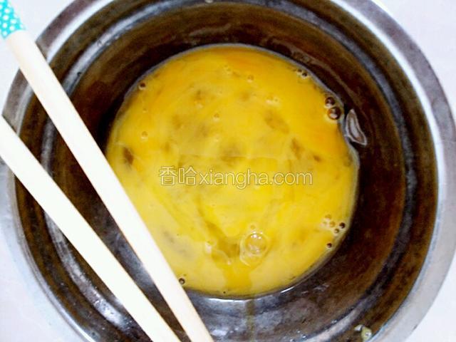 把鸡蛋打到碗内，用筷子把鸡蛋搅散备用