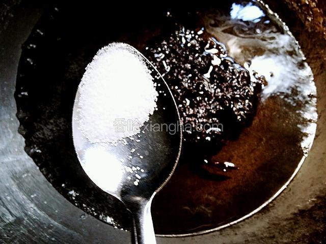 水开后，加四克的盐在锅内