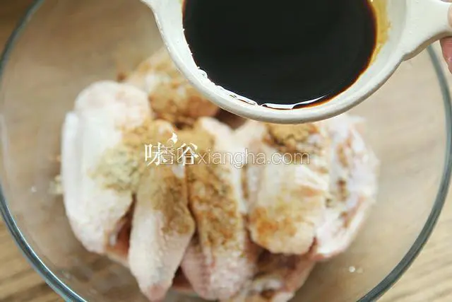 倒入料酒和酱油。