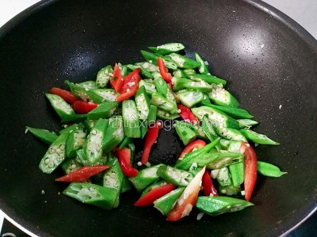 最后撒上少许食盐，翻炒，翻拌均匀关火。出锅。