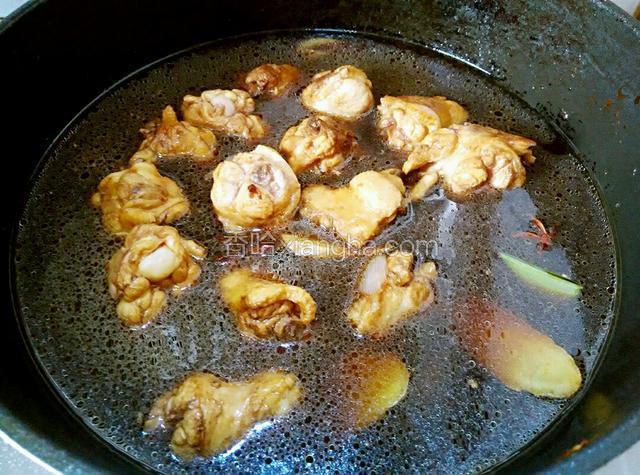 炒到鸡块变色，倒入甜面酱，老抽，料酒，继续煸炒，倒入开水，炖煮十五分钟
