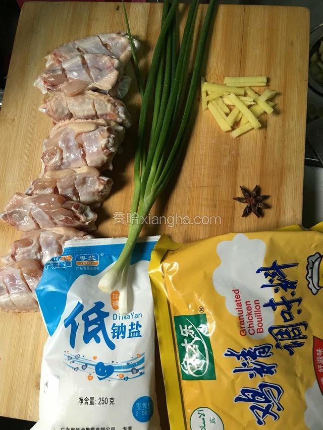 全部划好，用开水烫一下洗干净沥干水，再用厨房纸擦干水分