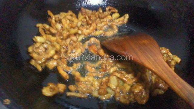 将肉丝放入锅中炒熟