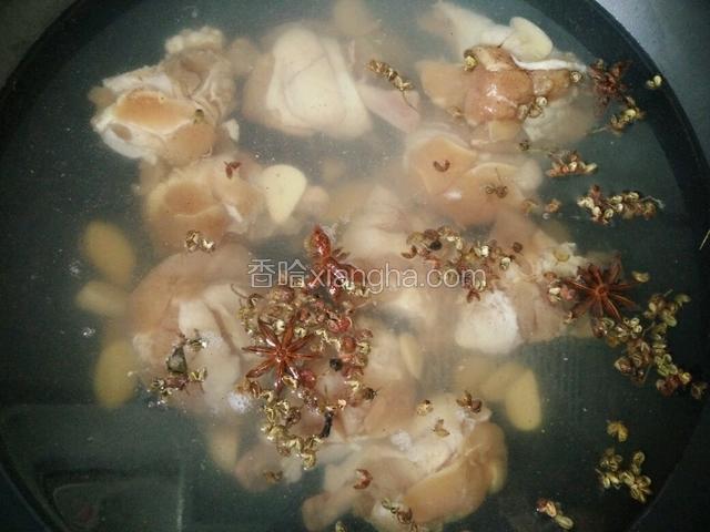 锅中加水，放入腌制好的鸡翅，大料和花椒煮