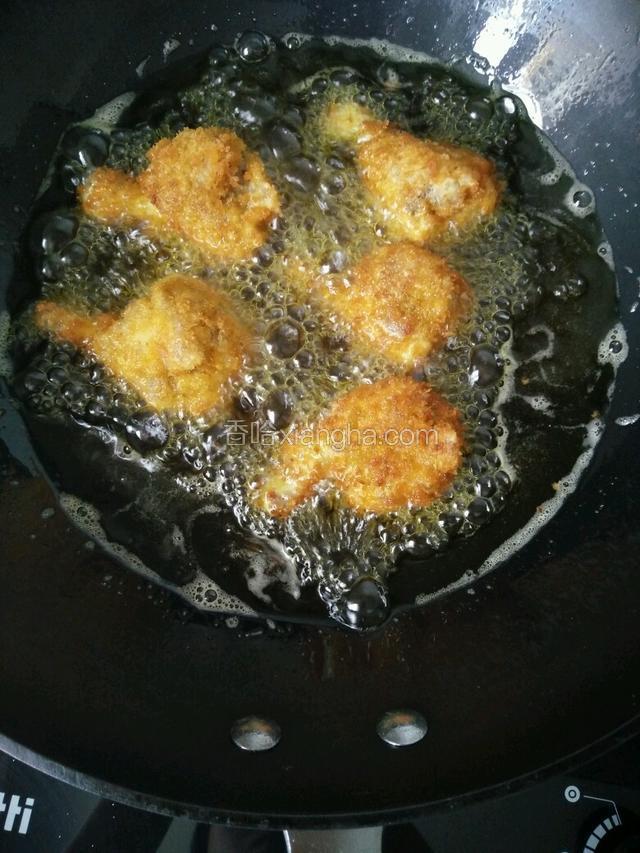 锅倒油，在油温7成热的时候放入鸡翅开始炸，小火炸熟即可
