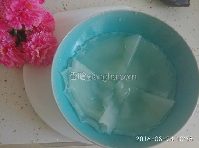 粉皮在凉水中泡到凉捞出。