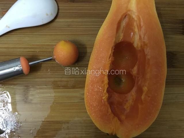 用模具挖成球形，没有的话就把皮削掉切成小块。