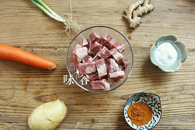 准备好材料，牛肉切块。