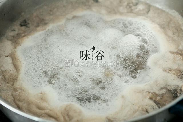 牛腩切块，焯水煮一会，冲洗掉血沫，用冷水冲洗干净备用。