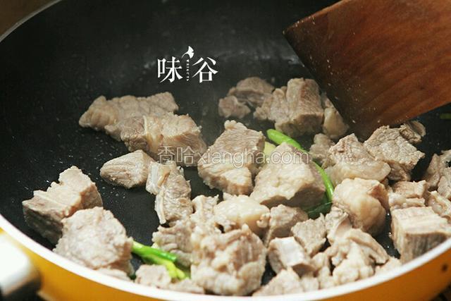 锅内热油，放入葱姜翻炒一会，倒入牛腩，翻炒3分钟左右。