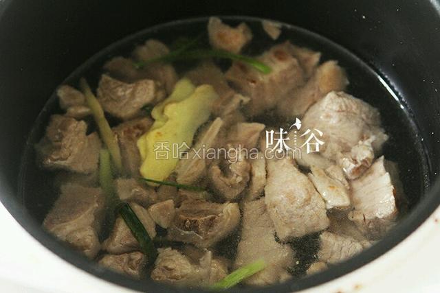 加水没过牛腩。