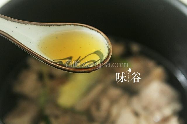 放入一匙料酒，盖盖，焖煮一个小时。