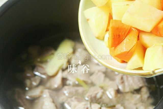 一个小时后把胡萝卜和马铃薯倒入锅内和牛腩一起煮。