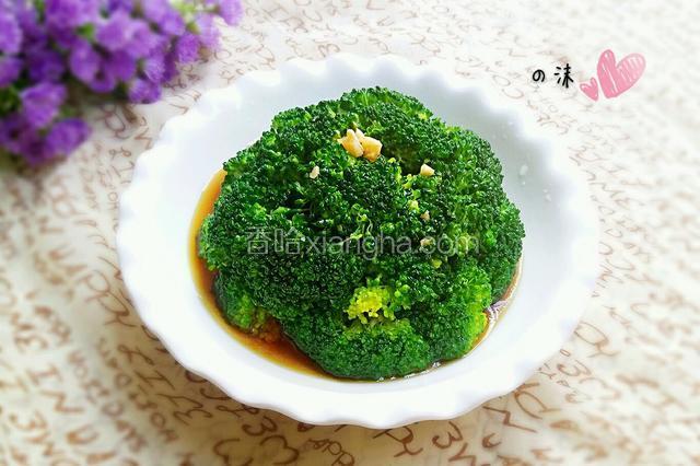 将汤汁淋在西兰花上即可。