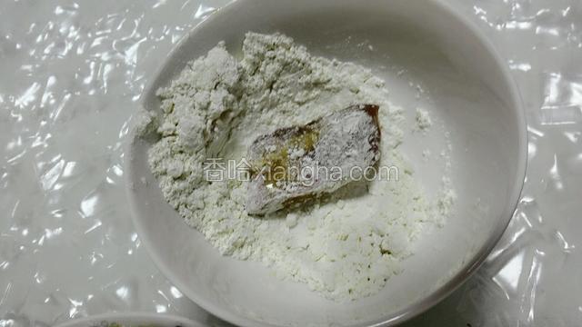 再准备小半碗面粉，把排骨一块块放入打个滚