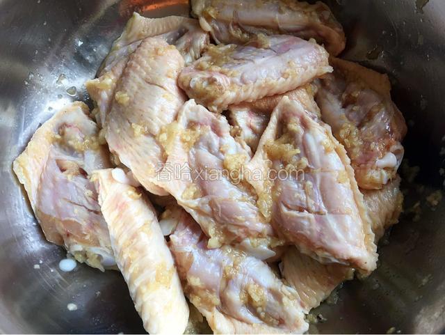 用蒜蓉、胡椒粉、盐、料酒腌制两小时。（放入冰箱冷藏）