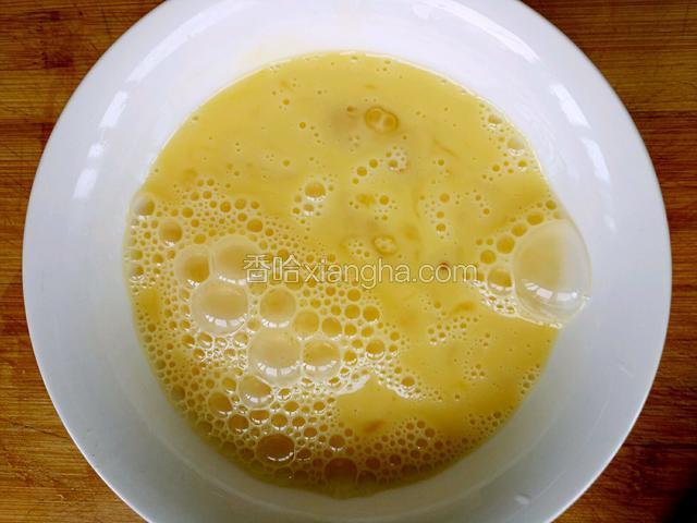 鸡蛋加大酱搅匀