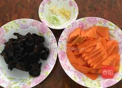 胡萝卜炒木耳的做法图解1