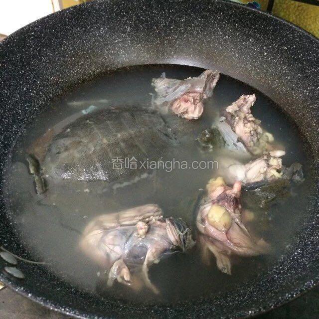 锅里放水烧开，添加料酒再放入甲鱼焯一下。