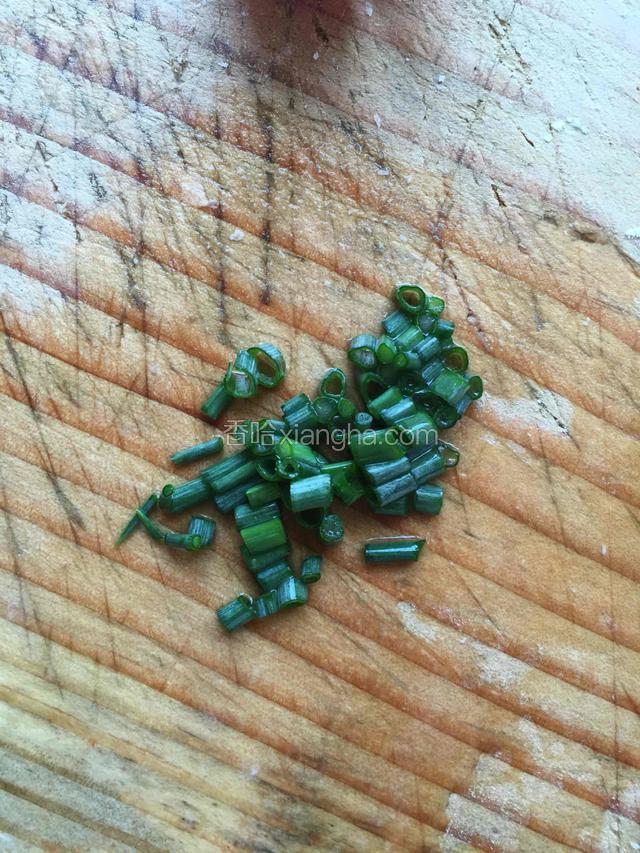 葱洗净切好备用