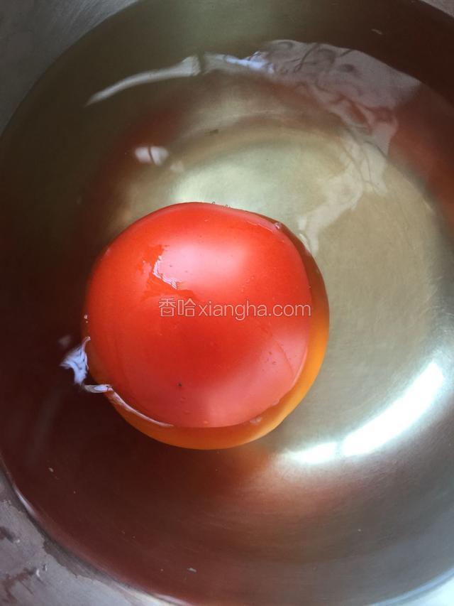 西红柿在水里面滚动，让每处都能被烫到