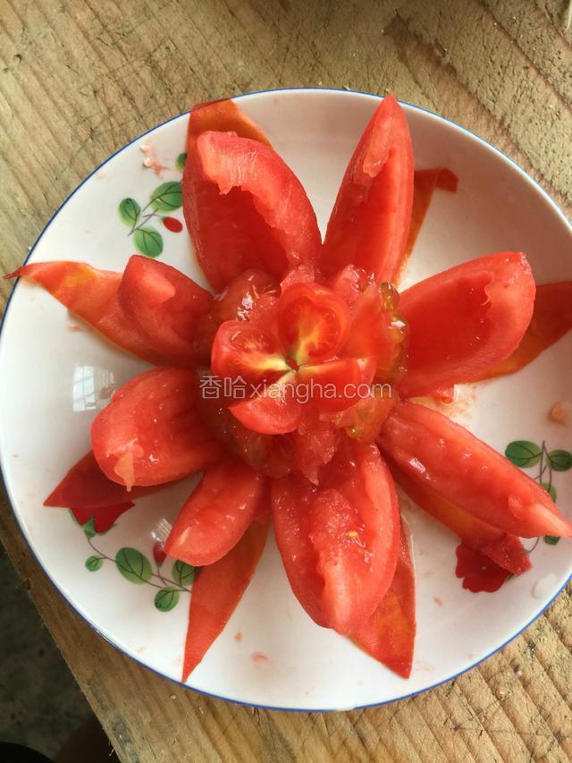 轻轻的把西红柿掰开成一朵花！中央放一颗小西红柿