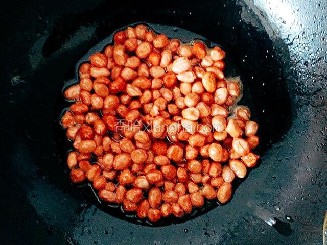 冷锅冷油，将花生米倒入，小火慢炸，不停翻炒;