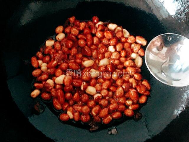 炸至七、八分熟关火，趁热在其上洒几滴白酒。