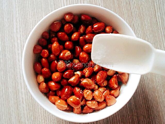 控油装盘，撒适量盐或糖拌勻。